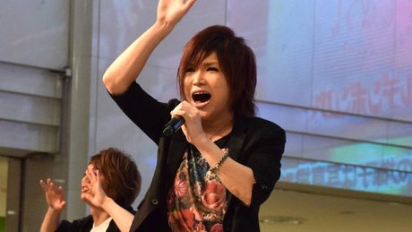 ゴールデンボンバー、新曲披露は8秒で終了 異例の「8秒フリーライブ」開催
