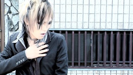 ゴールデンボンバー「女々しくて」MV