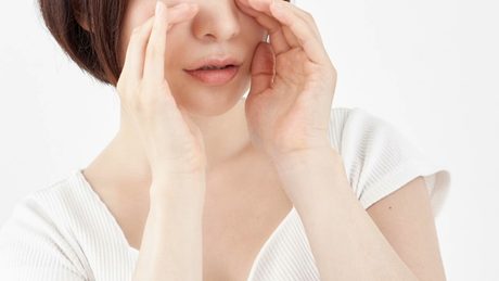 耳〇め中にSOSのサインを出すお姉さん